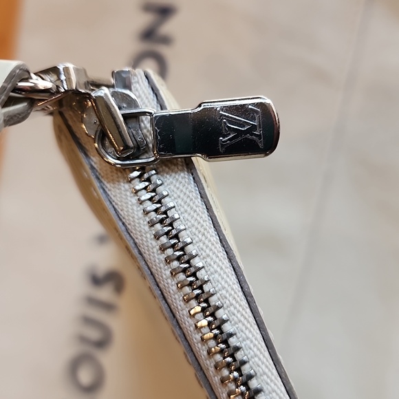 EXCELLENT Louis Vuitton Epi Pochette LV Accessories BAG IVORY OFF WHITE - Picture 7 of 16